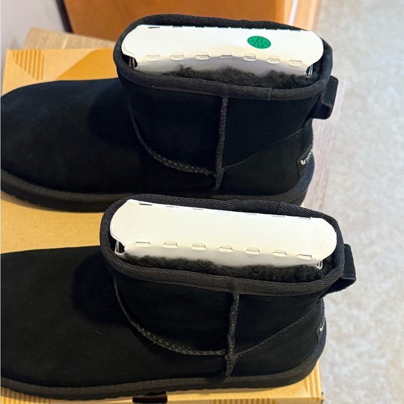 Brand New Koolabura by UGG Classic Black Ankle Boots - Picture 5 of 7